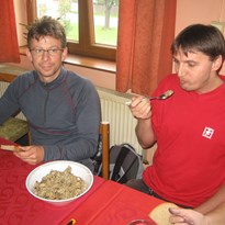1 - první ochutnání, odborníci na jedlé muchomůrky :-)